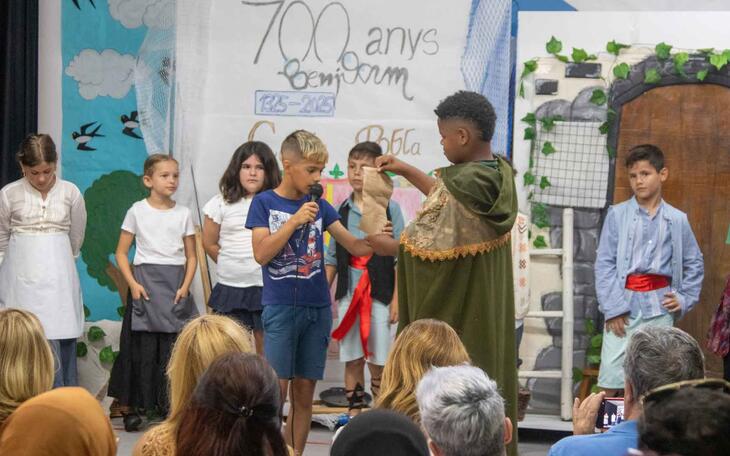 El CEIP Serra Gelada escenifica el otorgamiento de la Carta Pobla de Benidorm en el marco del 700 aniversario