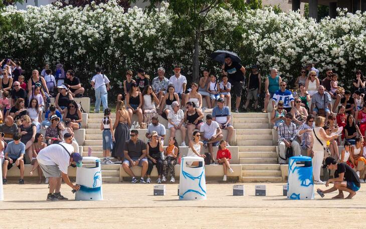 MEK y su equipo dibujan sobre las papeleras que se instalarán en las playas de Benidorm 