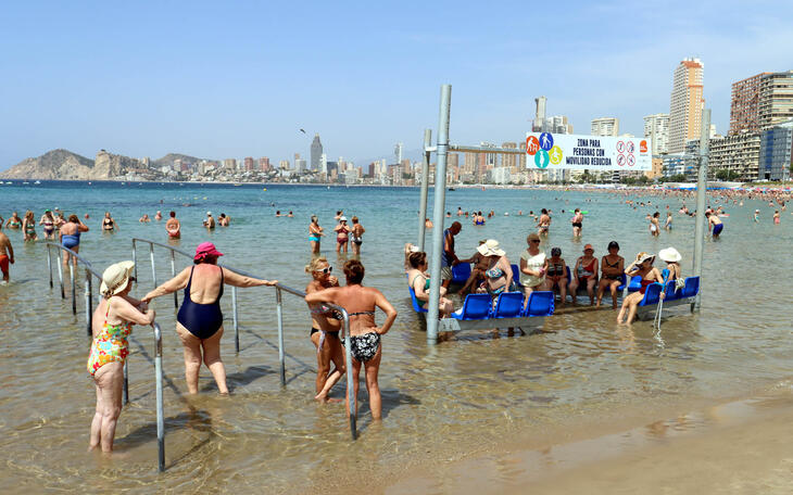 Benidorm amplia los servicios de playas para personas con movilidad reducida  