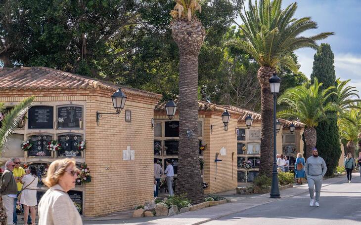 El cementerio Sant Jaume amplía su horario durante el verano