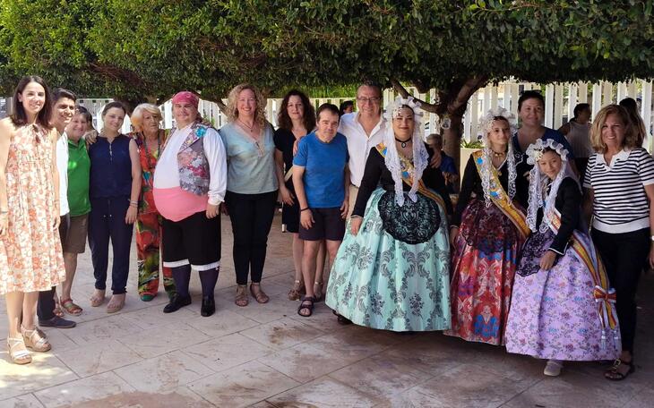 Las personas usuarias del centro ‘Pepa Esperanza’ viven les Fogueres de Sant Joan