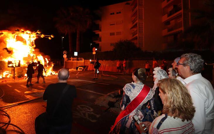 La ‘Cremà’ pone punto final a las fiestas de la Hoguera de La Cala de Benidorm