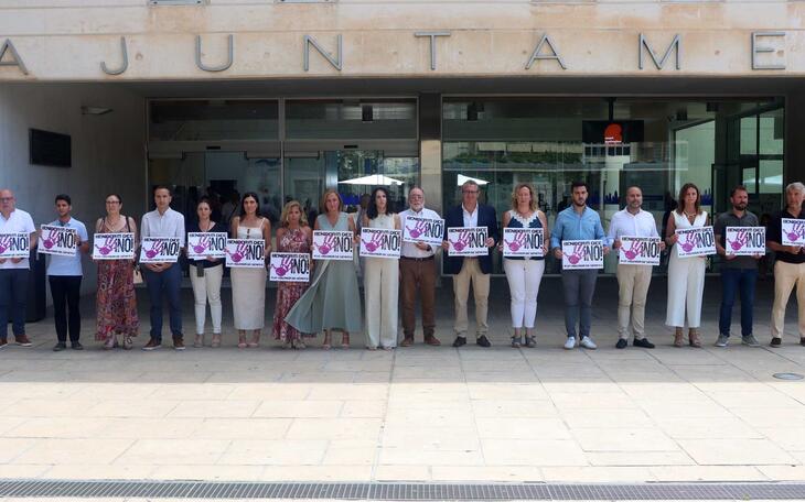 Minuto de silencio en Benidorm en repulsa contra el crimen machista de una mujer de 61 años en Getafe