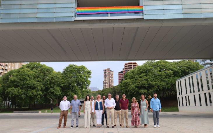Benidorm despliega la bandera del arcoíris en apoyo al colectivo LGTBIQ+ por el Día del Orgullo