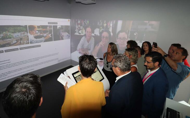 Benidorm acoge el primer espacio inteligente que mide la afluencia de turistas en tiempo real y muestra su oferta con un robot de IA