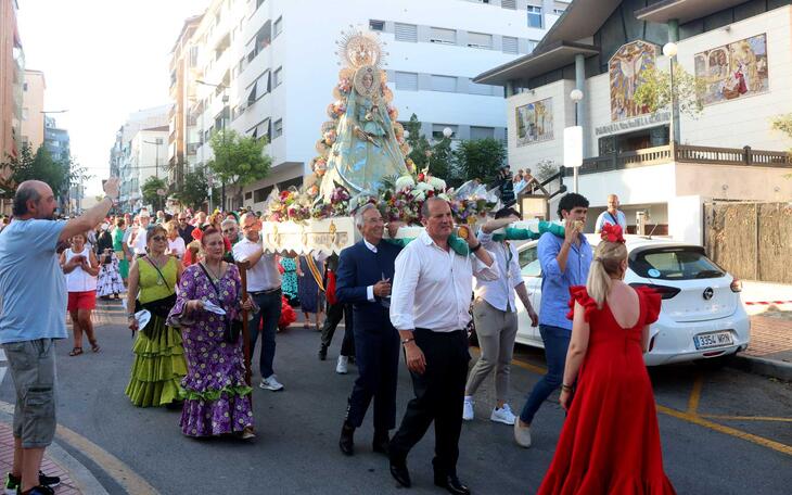 La Casa de Andalucía de Benidorm inicia las celebraciones de la Romería del Corpus con una misa y la bajada de la Virgen del Rocío