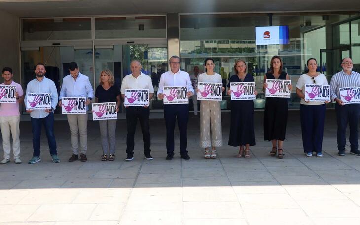 Benidorm vuelve a concentrarse para condenar el asesinato de una mujer de 49 años en Asturias