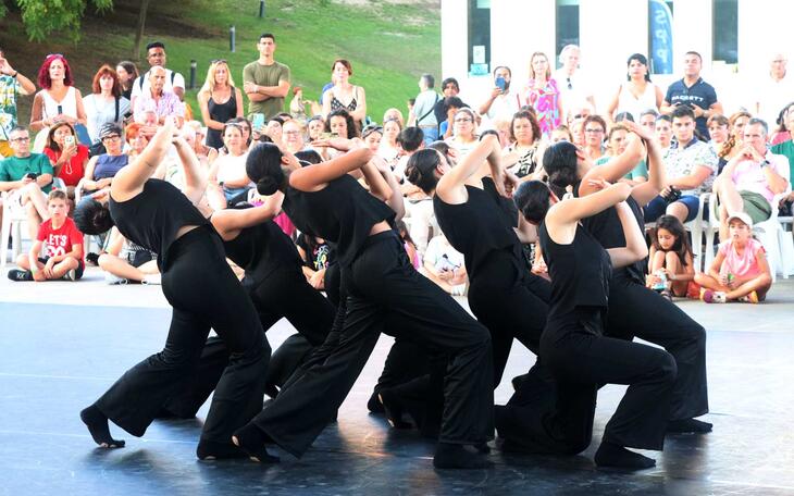 La quinta edición del festival de danza Les Ones arranca con una muestra de las escuelas locales