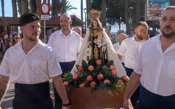 Ofrenda a la Virgen del Carmen.