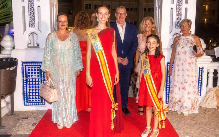El alcalde, la concejal de fiestas, la presidenta de la Comissió y las reinas a su llegada al Castell.
