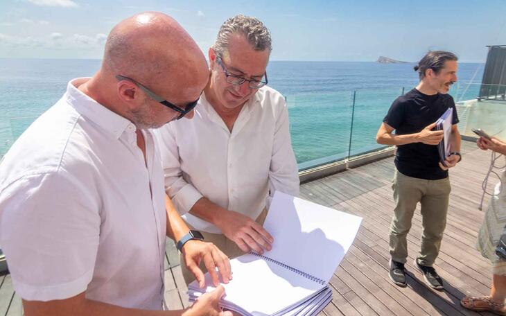 Vicente Vázquez y Toni Pérez con una carta en braille.