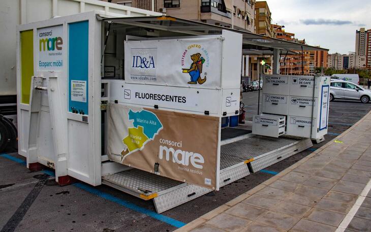 Benidorm firma un convenio con el Consorcio de Residuos y FCC para gestionar la recogida de aceite doméstico usado y residuo textil   