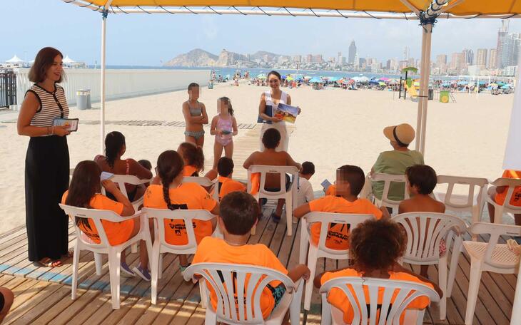 La biblioplaya del Parque de Elche acoge la primera charla divulgativa sobre el valor de la posidonia