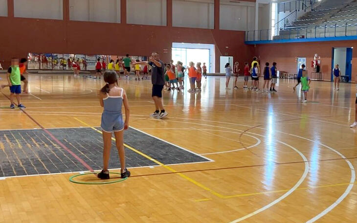 Casi 1.000 niños y adolescentes disfrutan del verano haciendo deporte en las escuelas municipales de Benidorm