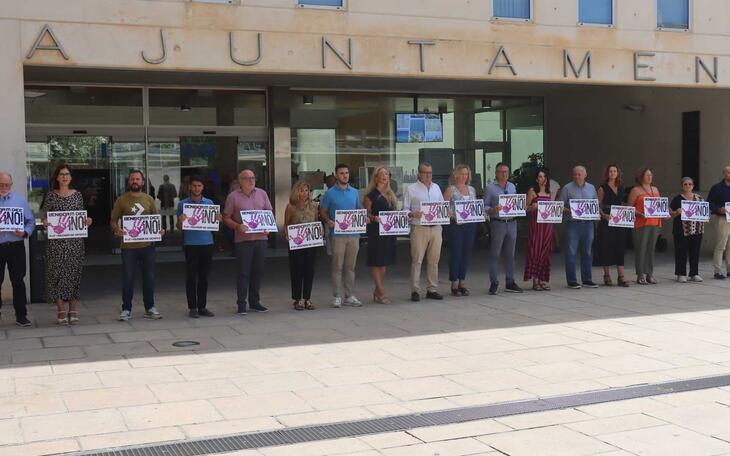 Minuto de silencio en Benidorm para condenar el crimen machista de una mujer en Motril