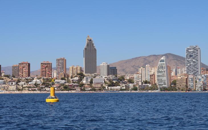 Benidorm mejora la medición de la calidad de sus aguas costeras con dos boyas inteligentes en las playas en Poniente y Levante 
