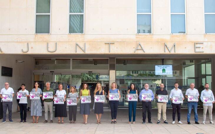 Minuto de silencio en Benidorm para condenar los crímenes machistas de dos mujeres en Sevilla y Barcelona