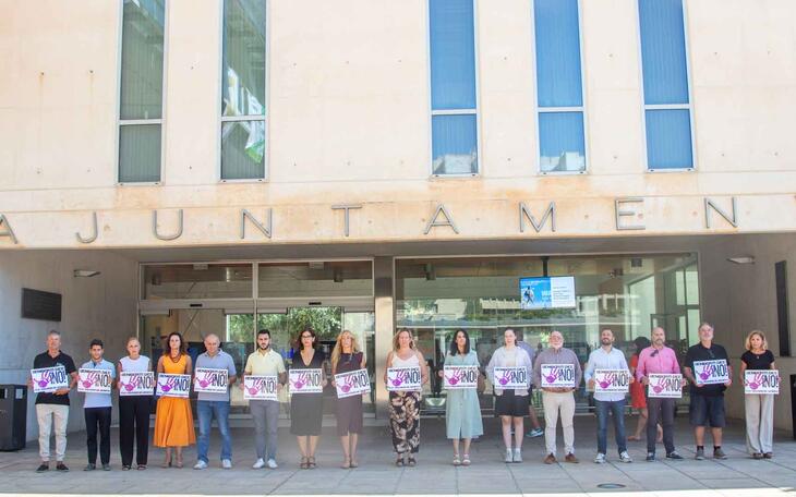 Benidorm condena con un minuto de silencio el crimen machista de una mujer en Murcia