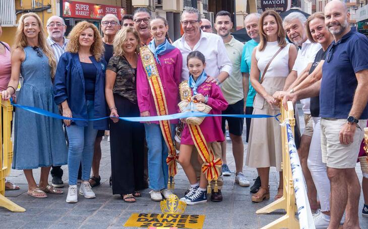 Las reinas cortan la cinta con la que da comienzo al 