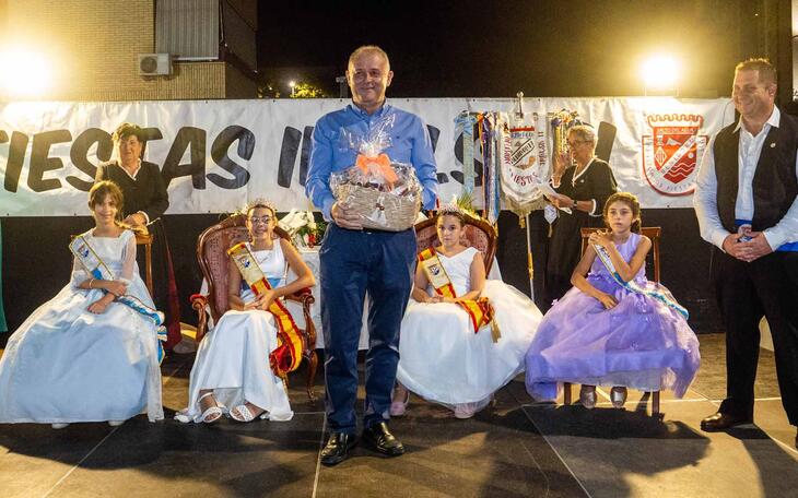 Luis Navvaro con las reinas, damas y presidente de Imalsa II.