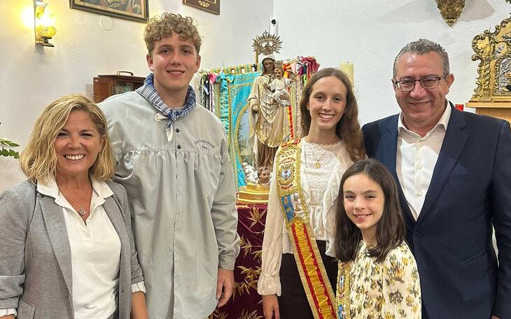Els ‘fadrins’ de 2025 inician las fiestas de la Mare de Déu del Roser con una misa en la Ermita