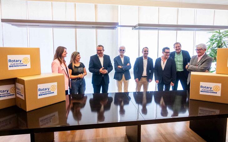 El Rotary Club de Benidorm dona a la Agrupación local de AMPAS material de papelería para escolares vulnerables 