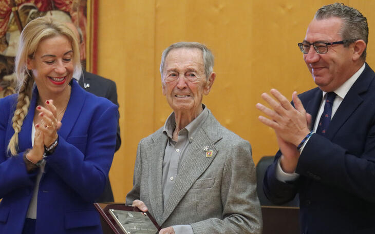 José Luis Sarrió García recibe el reconocimiento como Vecino Ejemplar de Benidorm 2025