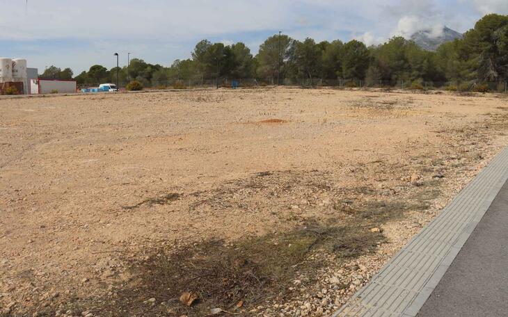 El Ayuntamiento incrementa las plazas de aparcamiento en el Cementerio de Sant Jaume por Todos los Santos