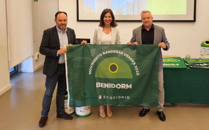 Benidorm recibe la ‘Bandera Verde’ como municipio de la Comunitat que más vidrio recicló durante el verano 