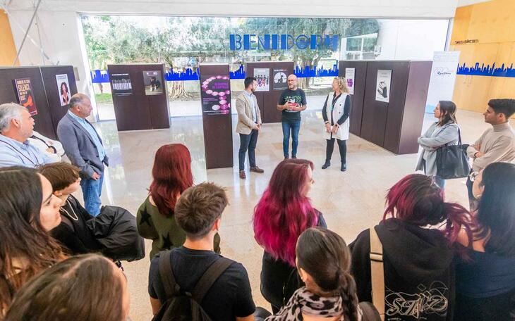 16 carteles de estudiantes del Pere Maria Orts i Bosch alzan la voz contra la violencia machista