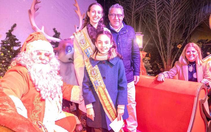 Papá Noel da la bienvenida a la Navidad en el Hort de Colón.