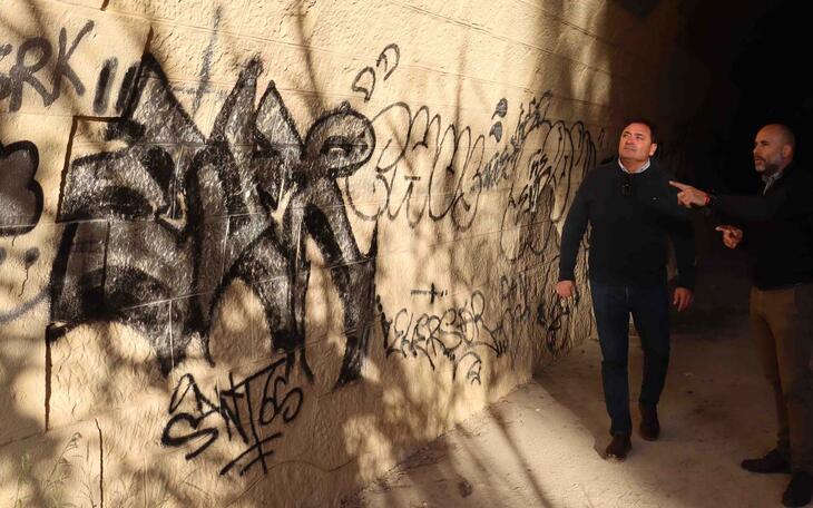 Benidorm inicia una campaña para eliminar un centenar de pintadas de espacios públicos