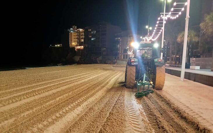 Benidorm realiza una limpieza intensiva de las playas para prepararlas de cara a las primeras citas turísticas