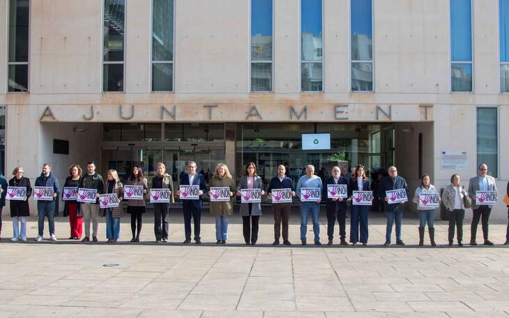 Benidorm guarda un minuto de silencio por la última víctima por violencia machista en Málaga