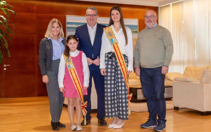 Toni Pérez recibe a Laura Ivars y Carmen Guillem, reinas de las FMP 2026
