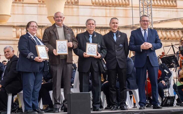 Entrega de la reproducción del cartel de centenario a las tres sociedades musicales de Benidorm.