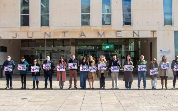 Benidorm guarda un minuto de silencio por la última víctima por violencia machista en Pontevedra