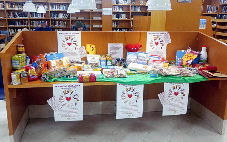 La Biblioteca municipal entrega a Cruz Roja los alimentos recogidos en su campaña solidaria 
