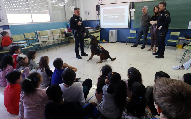 La Unidad Canina de la Policía Local acerca su trabajo a los escolares de Benidorm