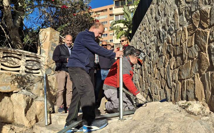 Benidorm incorpora mejoras en las escaleras que conectan las calles Asturias y Oviedo en La Cala 