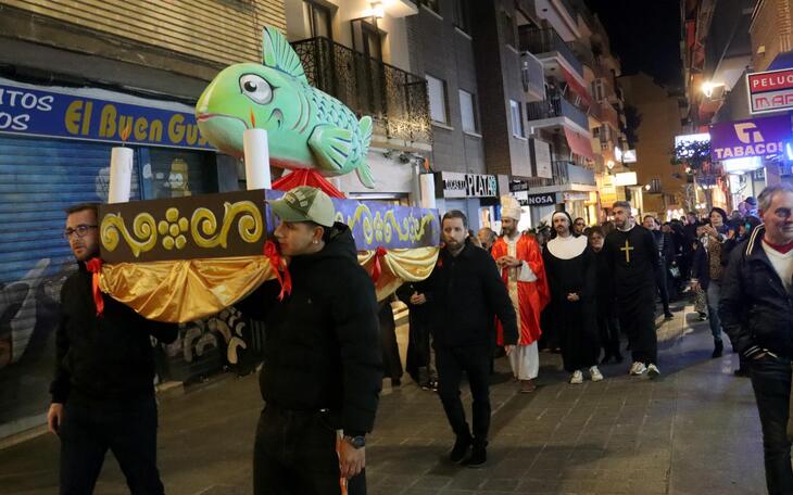 Un participativo Entierro de la Sardina pone fin a los actos del Carnaval en Benidorm