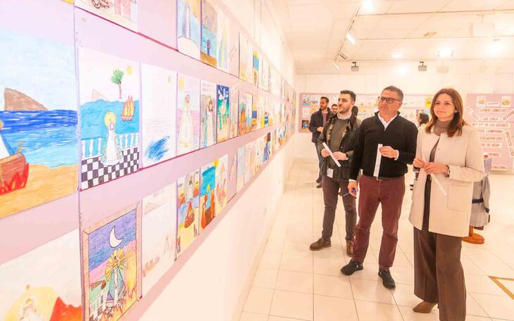 La exposición del XXIII Certamen Escolar de Dibujo y Pintura de La Barqueta exhibe 320 trabajos de alumnos de Primaria