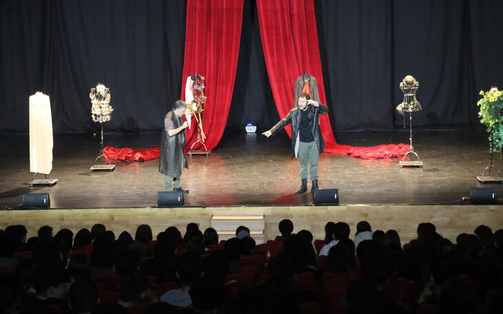 El ciclo ‘Joves Espectadors’ reúne a cerca de 800 estudiantes de Secundaria en el auditorio del Centro Cultural de Benidorm 