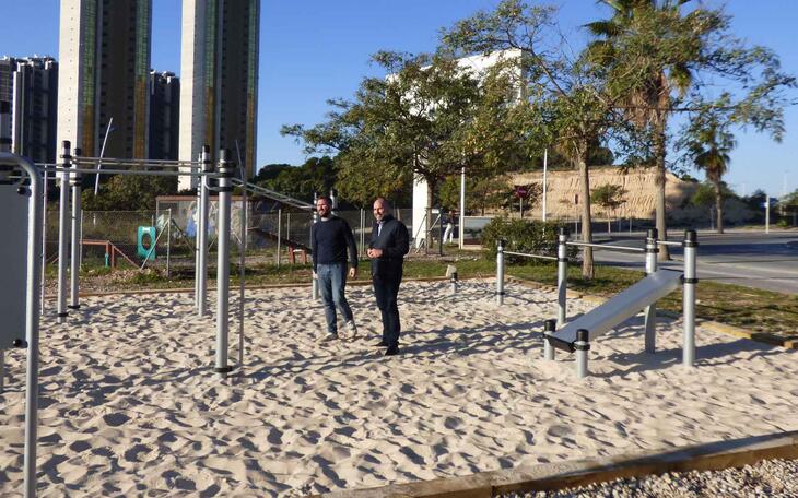 Benidorm amplía los espacios deportivos al aire libre con una nueva zona de calistenia en Poniente 