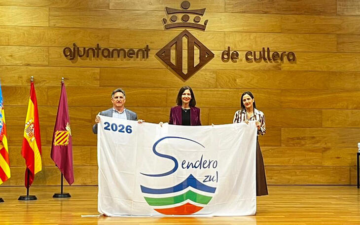 Benidorm recoge la bandera que reconoce al parque urbano El Moralet como ‘Sendero Azul’ 
