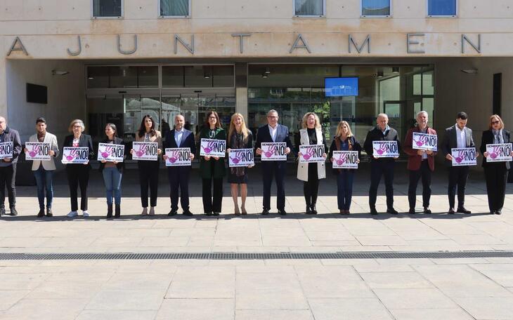 El Ayuntamiento guarda un minuto de silencio como condena por los dos últimos crímenes machistas confirmados en Huesca y Cantabria