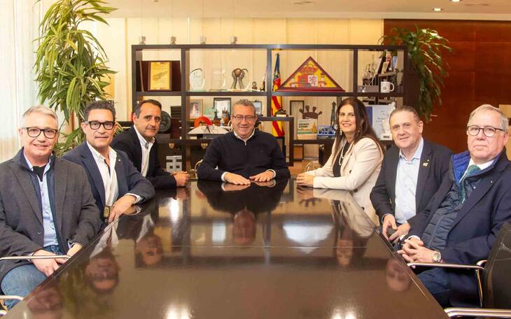 Toni Pérez recibe a Carmen Andreu, gobernadora del distrito 2203 2025-26 del Rotary Club
