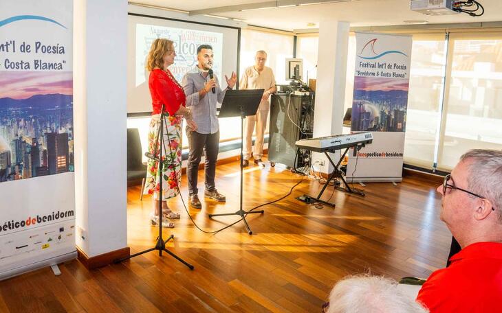 Jaime Jesús Pérez se dirige a los poetas en la clausura del festival.