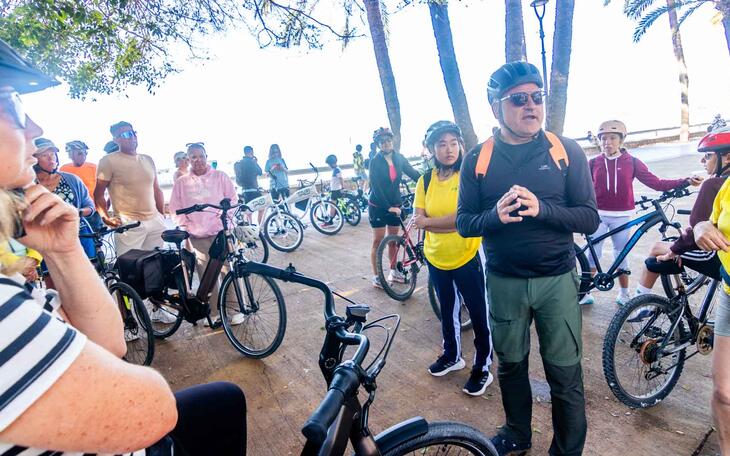 González de Zárate conversa con los participantes en la Ruta en Bici.