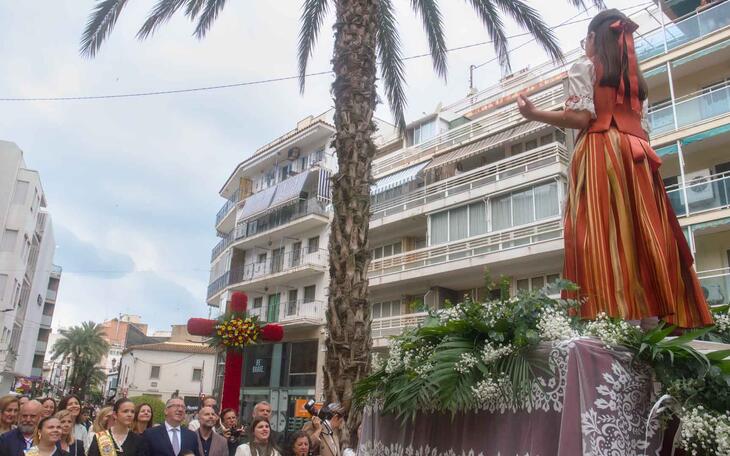 Valentina Merenciano recita su verso ante la cruz del término.